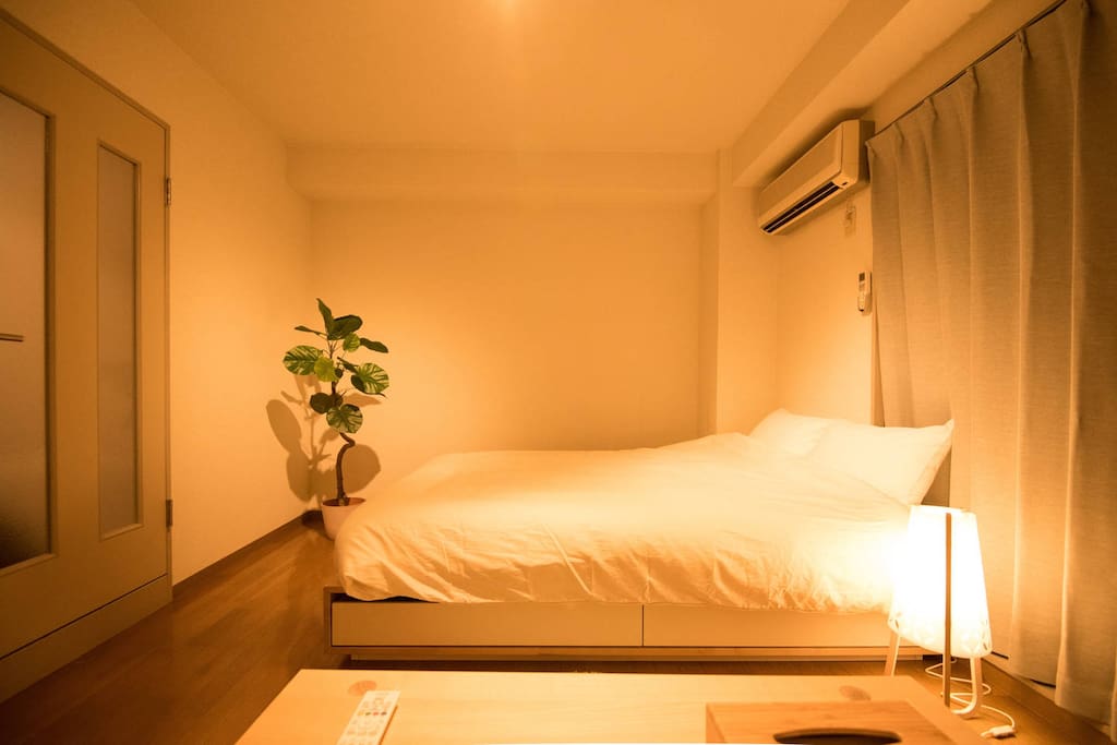 Small cozy room 305 walk 7m to Gion + Pocket wifi. The room size is 15 square meters. There's a double bed(140×200cm) and a mattress(single).双人床的尺寸为140cm×200cm和床垫。房间大概为15平方米。