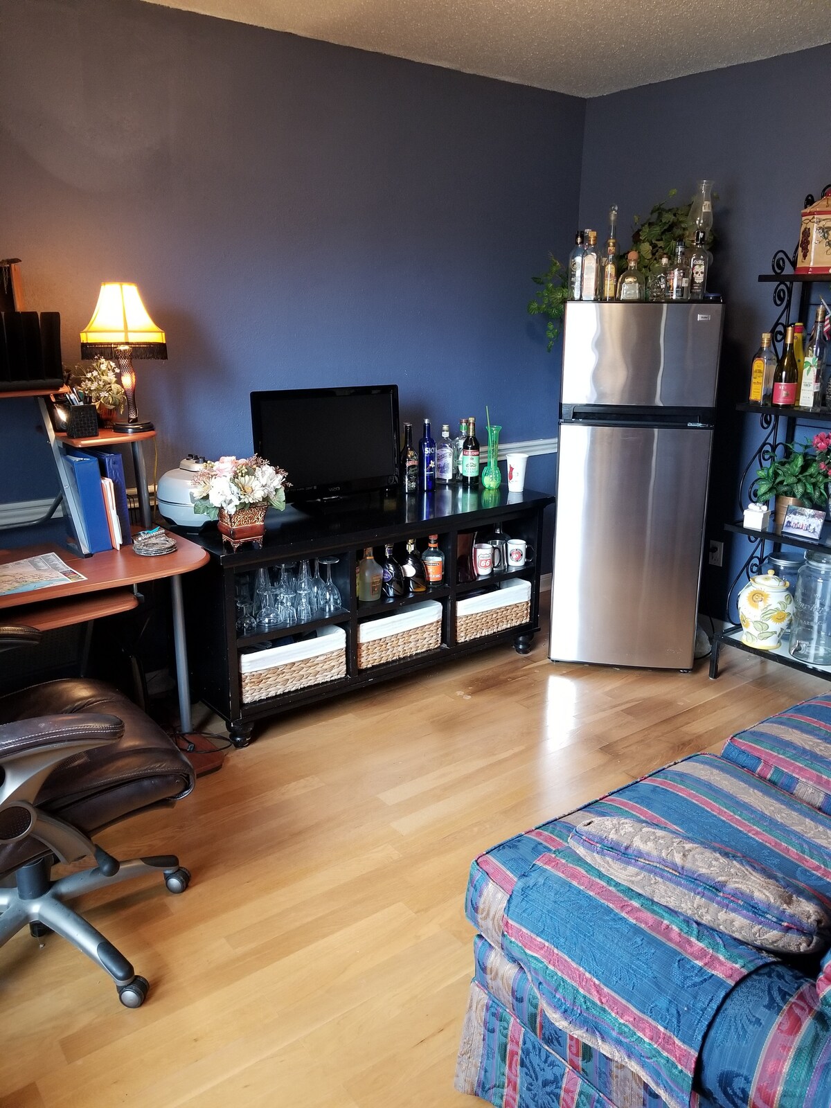 ห้องนั่งเล่นพร้อมเครื่องพิมพ์และตู้เย็น