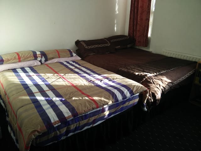 ☆ Budget 1 Large Double Bedroom + Free Parking ☆