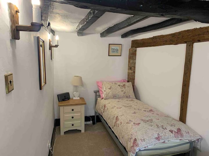 Camas individuales de 3’con colchones de lujo, cajones de almacenamiento junto a la cama con lámparas en también enchufes de carga USB también persianas oscuras para ese gran sueño nocturno.