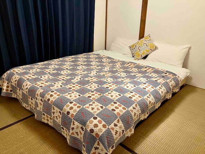 Მთავარი სართულის საძინებელი 2 ორადგილიანი საწოლით. 