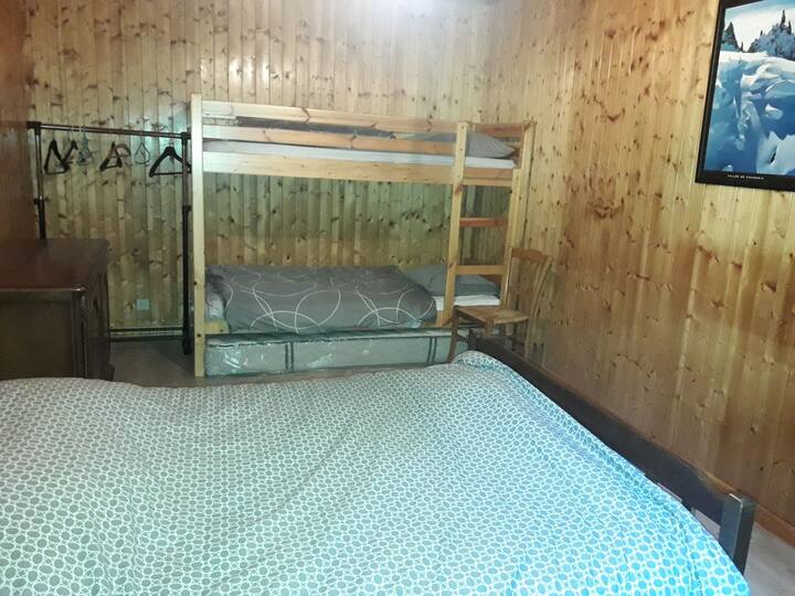 第二间卧室
双人床和双层床 