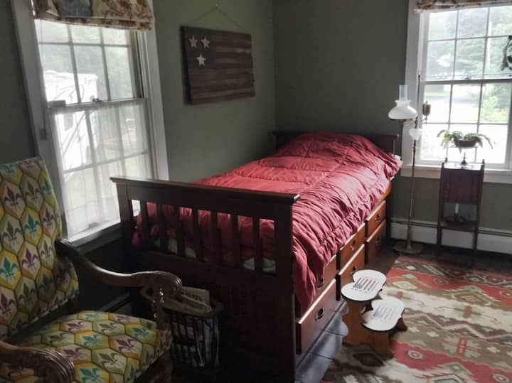 تتسع الدرابزين التوأم في الطابق الأول لنوم شخصين بشكل مريح