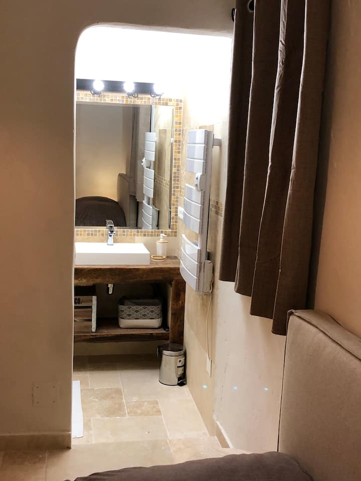 ชีวิตในห้องน้ำสกปรกในห้องนอนด้านล่าง