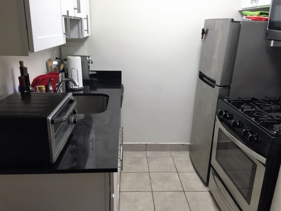 Kitchen w/ dishwasher, refrigerator, oven, microwave oven
