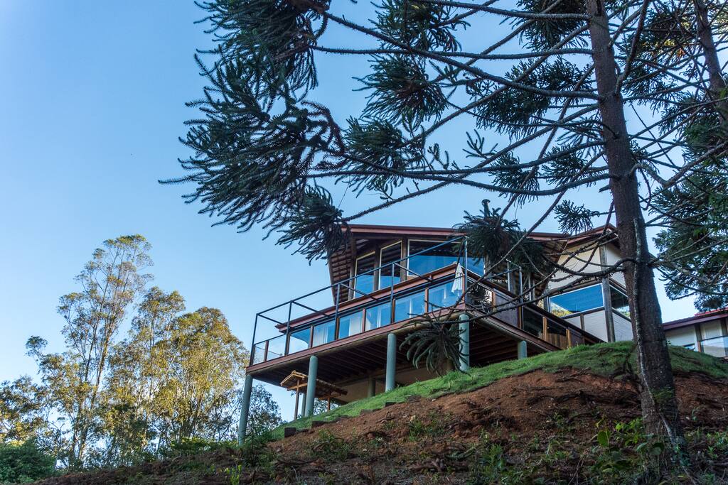 Casa vista da trilha