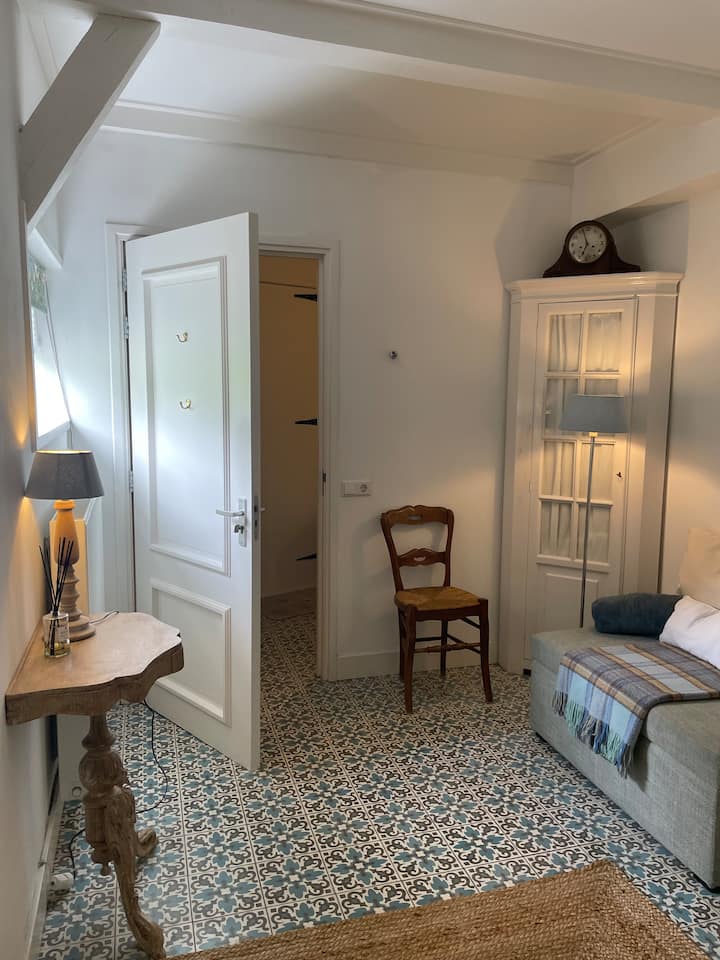 Ერთადგილიანი ოთახი დაბლა