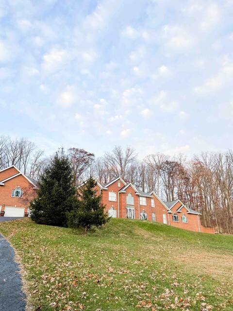 Sovereign Summerhill- With a Pool & Hot Tub