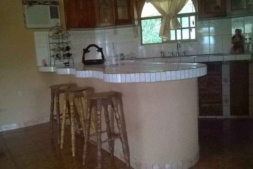 mesa de comida con cosina