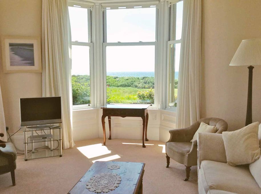 Beautiful relaxing lounge. Perfect for watching the world go by!