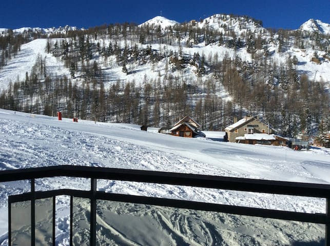 Studio Isola 2000, front of snow