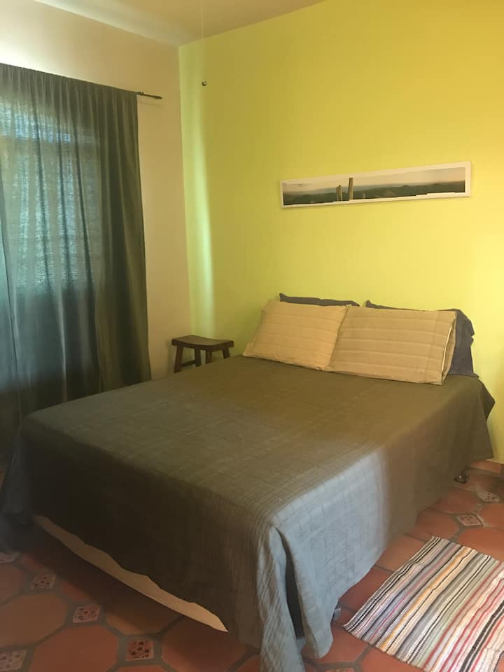 Ზემოთ საძინებელი მიმაგრებული აბაზანით