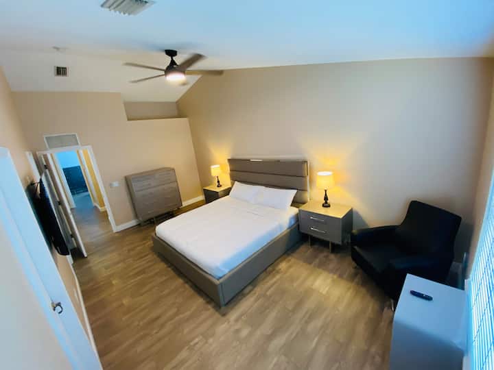 Chumba kikuu cha kulala - Ghorofa ya juu 
Kinyume na chumba cha kulala pacha na chumba cha kulala cha pili kilicho na kitanda cha malkia