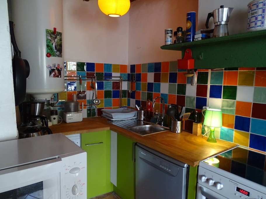 Cuisine équipée avec lave vaisselle & linge, bouilloire, cafetière, grille pain, micro ondes, robot ménager