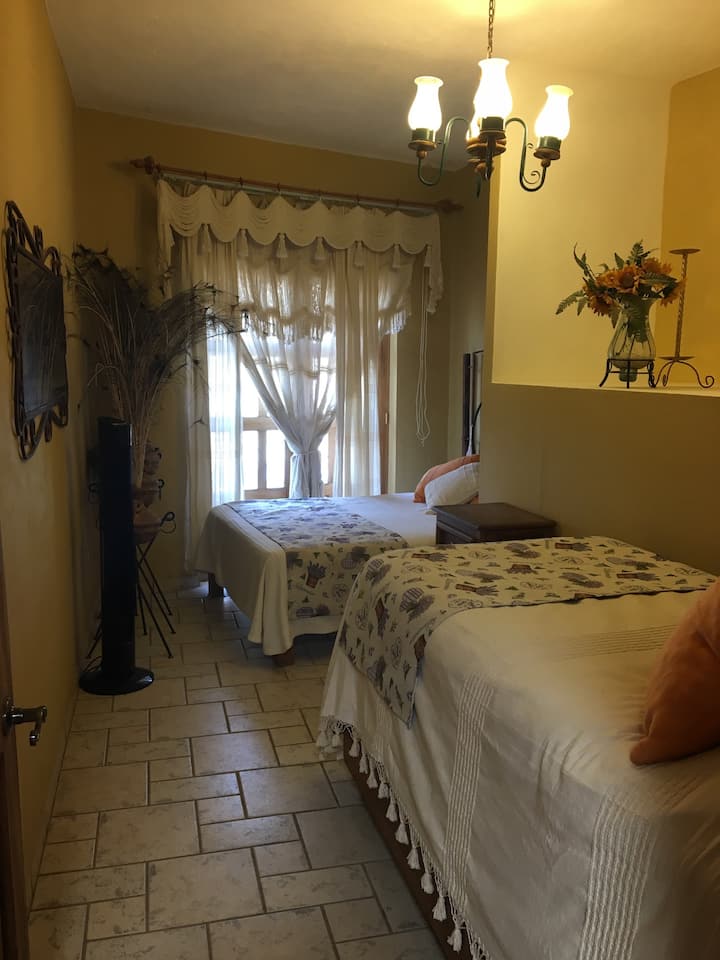 3号房-配有双人床、单人床和塔式风扇。