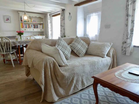 Popular Airbnb listing: Newport Pembs. Cottage (End Cottage) at Pendre. in Newport