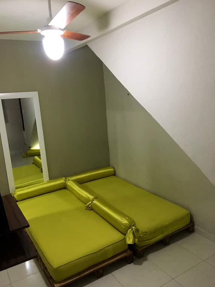 Krevatet në katin e poshtëm që mund të ndryshohen në formatin e tyre sipas nevojës për të pritur vizitorë