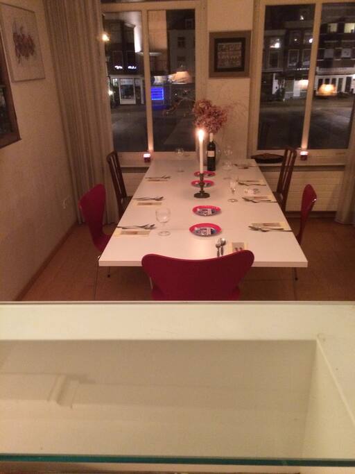 Ontbijtkamer met uitzicht op de nieuwe Kerk en het Stadhuis, omringd met de gezelligste Horecagelegenheden. Bars, cafés, Italiaans Restaurant, Restaurant Willem van Oranje etc etc.