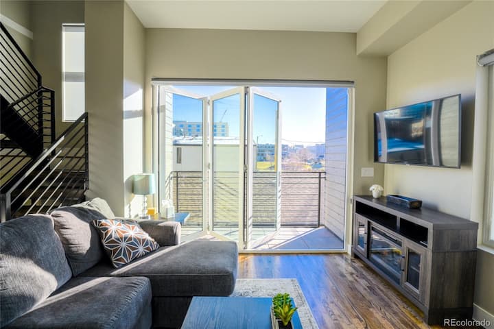 Modern Townhouse Downtown W Stunning Rooftop Views - Denver, CO