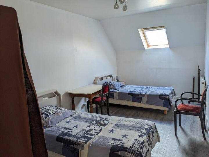 Spavaća soba na 1. katu s 2 kreveta za jednu osobu 