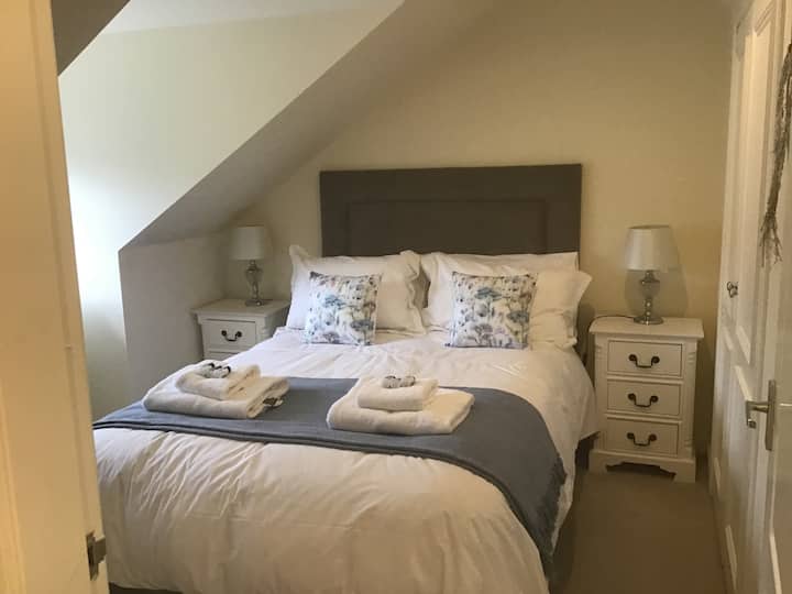 隔壁带淋浴间的双人卧室