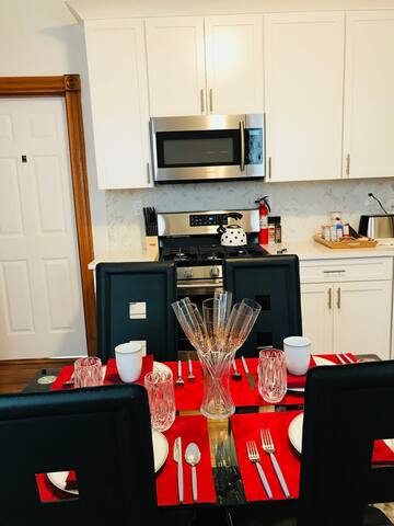 Triple Decker Guesthouse for up to 24 guests! gallery image 3