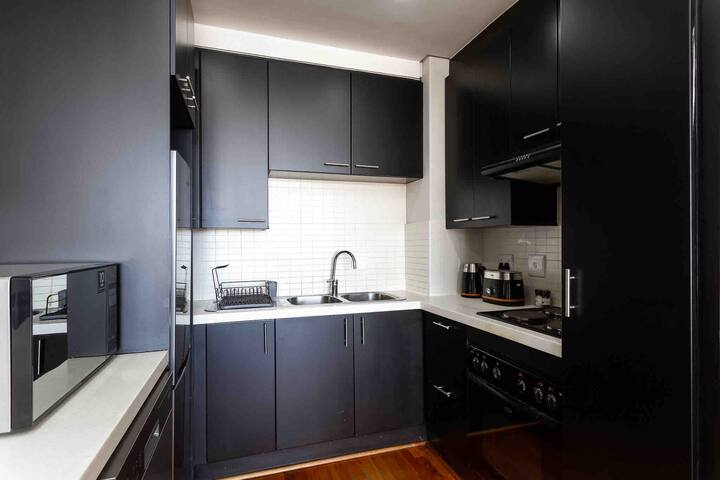 Magnificent 3 Bed. Large Balcony and views to V&A gallery image 4