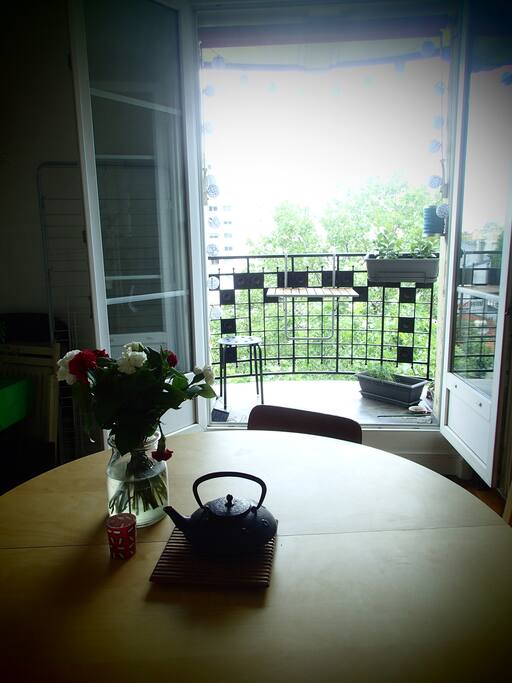 Salle à manger. Table extensible. Balcon plein sud avec petite table.
-
Dining room
Extensible table.
Sunny balcony with a tiny table.