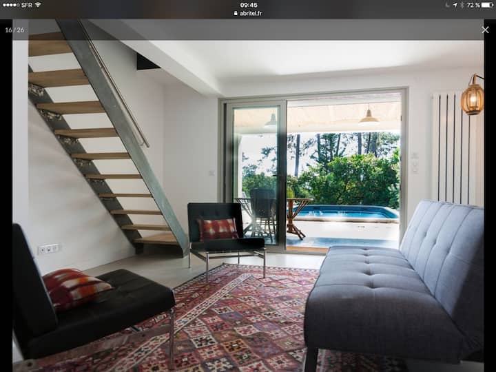 Дневна соба на приземје со градина 