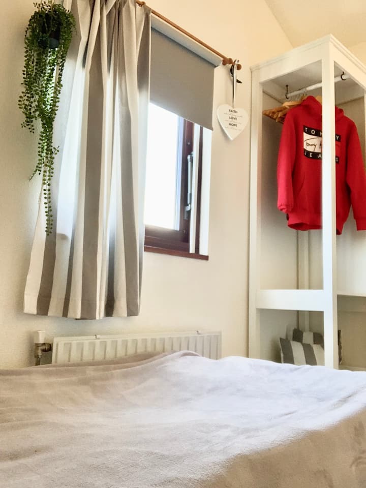 带两张单人床的儿童房， 90x200 +衣柜