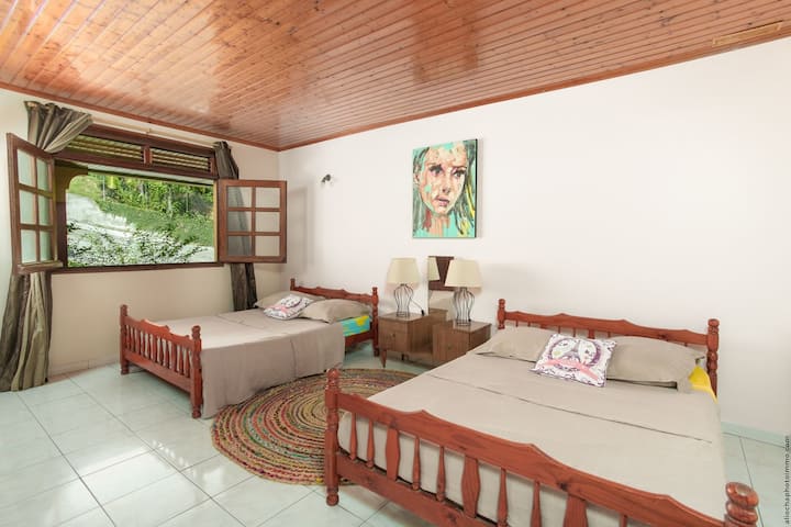 约30平方米的4号卧室，配备2张双人床。这个房间有两个风扇。
我们添加了蚊帐（照片中看不到）。