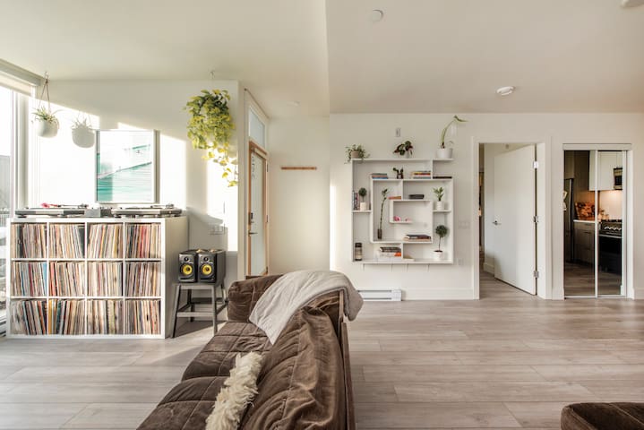 Stunning Modern Townhome, 4-Bed, 2-Bath, & Patio gallery image 3