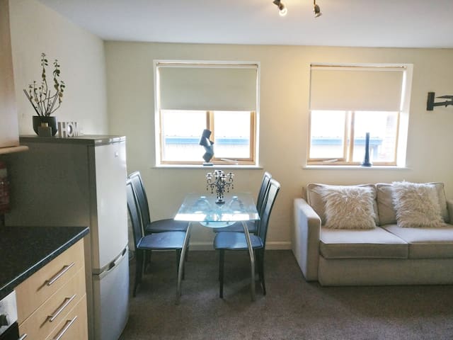 Double Room in 2 bed Apartment in the City Centre