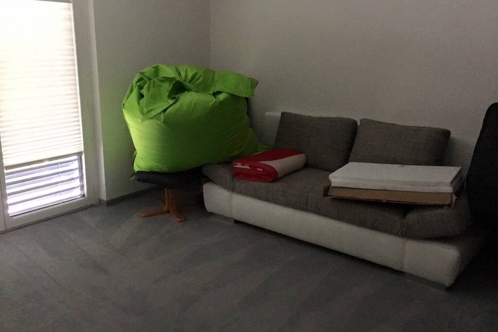 Helles Gästezimmer mit ausziehbarer Couche zum Doppelbett ... Bequeme Lesestühle & chillige Sitzsäcke