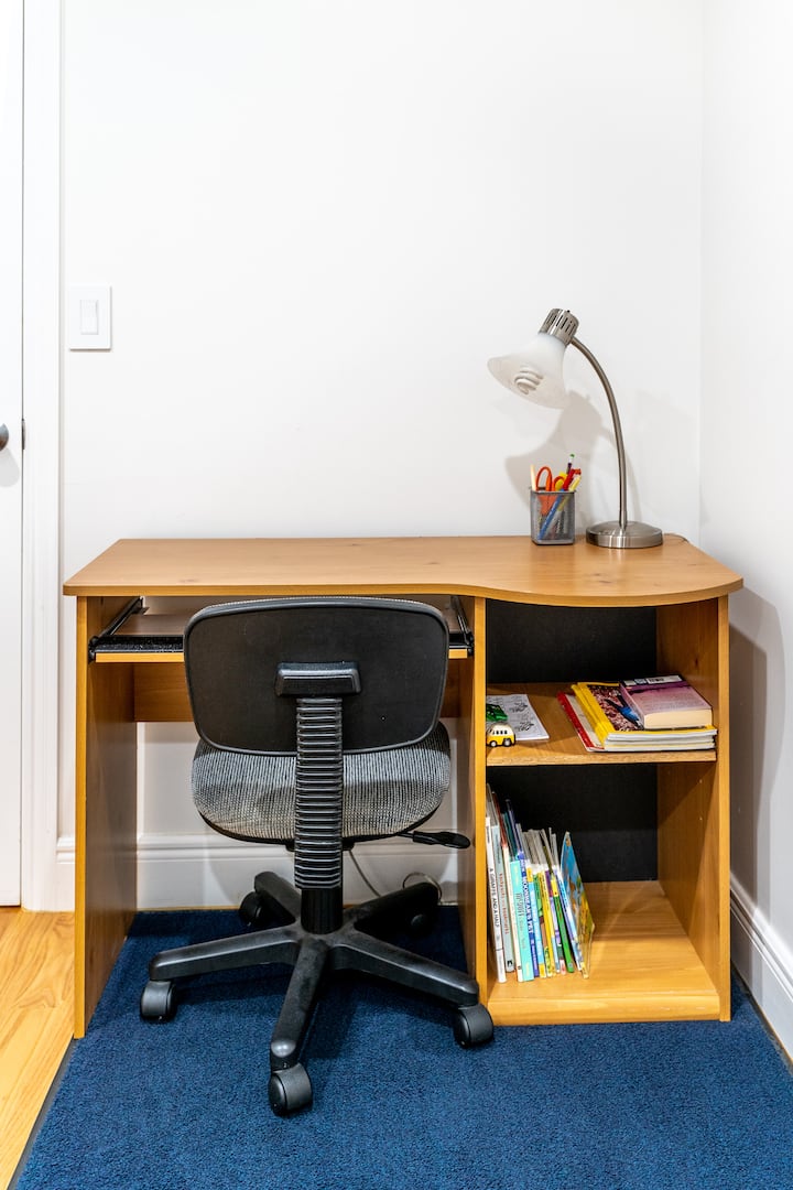 Страничните соби се опремени со биро и стол, совршени како работна станица.