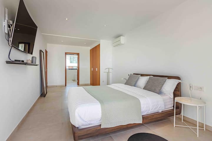 Druga spavaća soba na drugom katu s king size krevetom 160*200, pogled na ocean, s vlastitom kupaonicom s jacuzzijem i tušem , WC, garderoba, privetna terasa, zavjese se otvaraju automatski s daljinskim upravljačem, TV. 