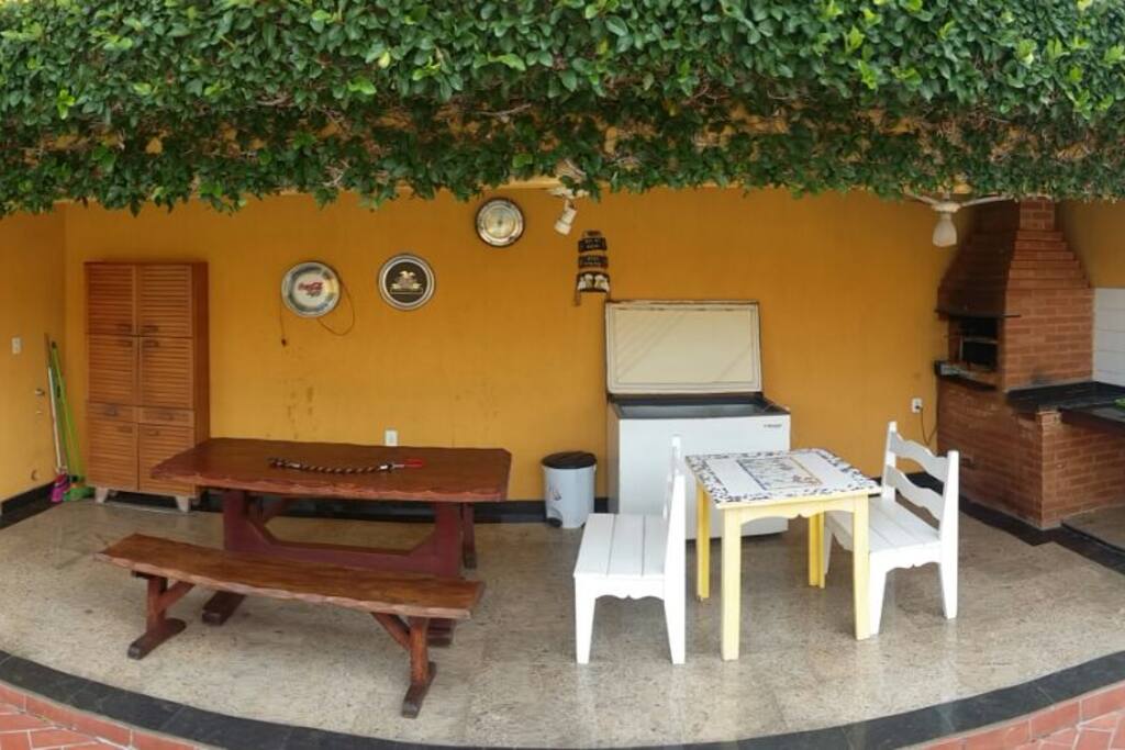 ÁREA DE CONVÍVIO EXTERNA COM CHURRASQUEIRA GRANDE