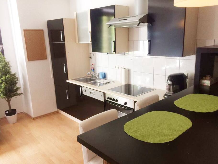 Viel Platz zum Kochen durch den offenen Wohnbereich und den großen Tisch