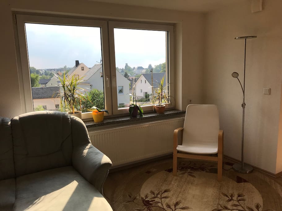 Leseecke im Wohnzimmer mit Blick über Limbach