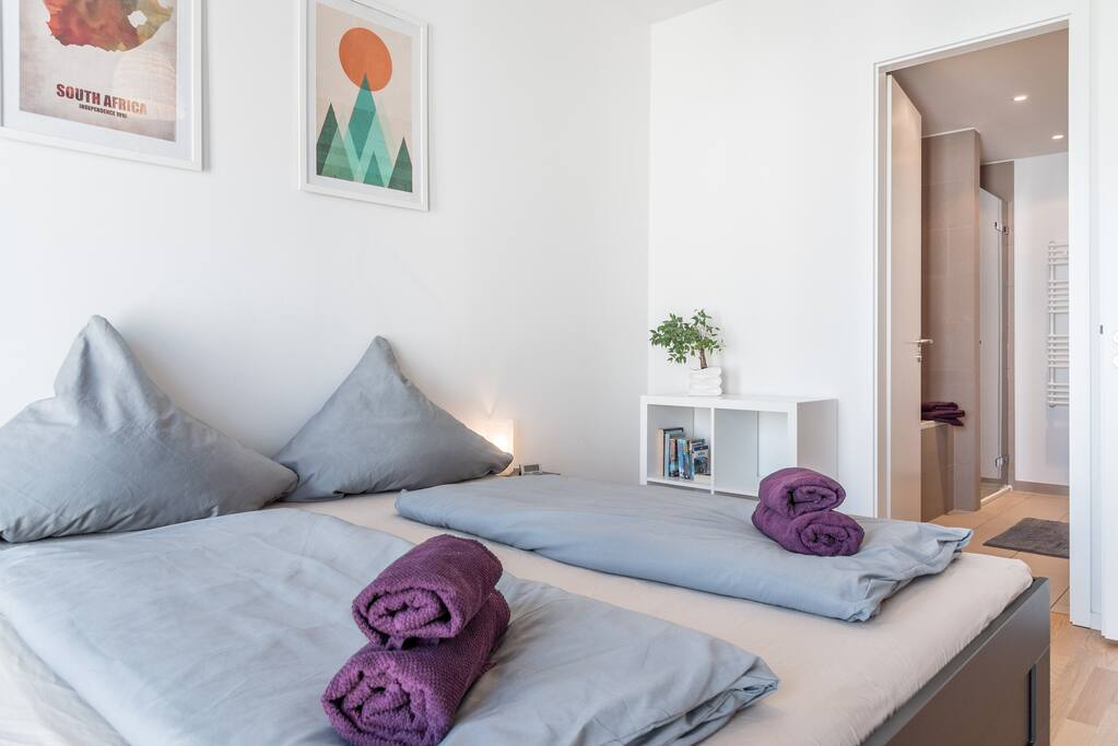master bedroom (bed size 1,80m x 2,00m) with bath on suite