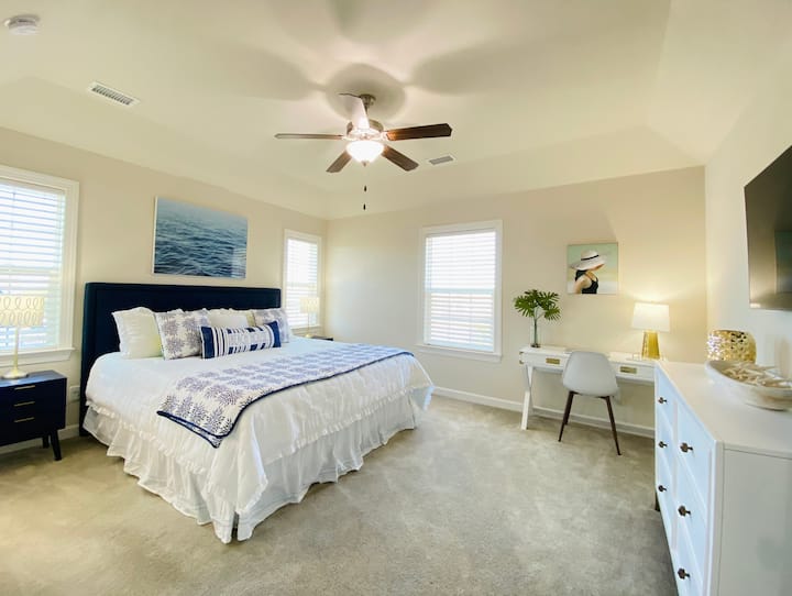 Glavna spavaća soba s bračnim krevetom, pametnim televizorom, radnim stolom za virtualni rad, vlastitom kupaonicom i ormarom