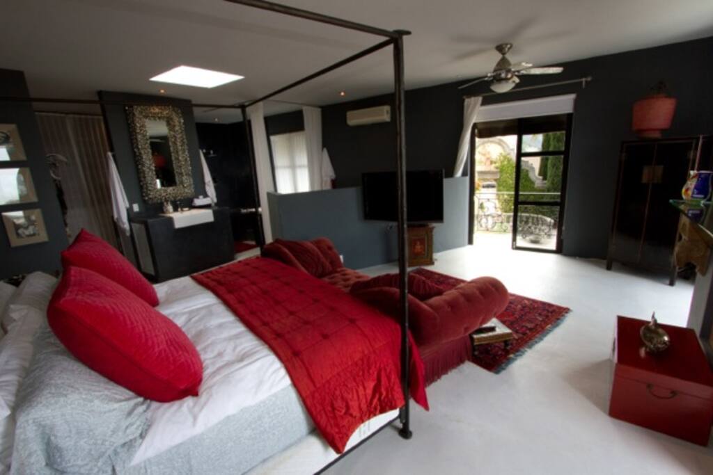 the "Rose" room/spa room