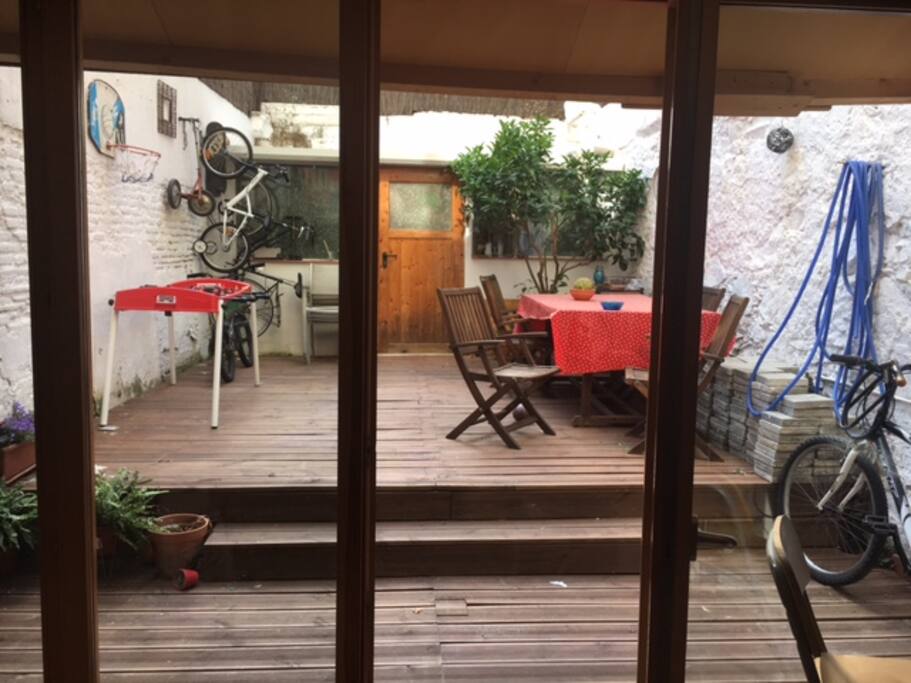 Patio de de 40m2 com mesa y barbacoa.