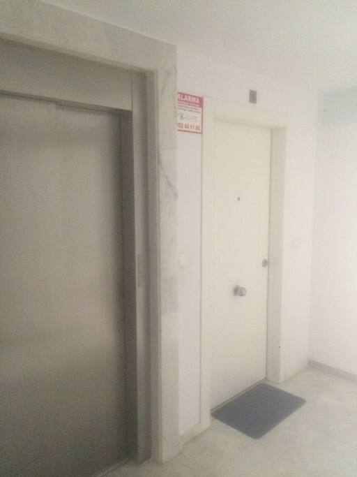 Entrada al piso en la planta y el ascensor