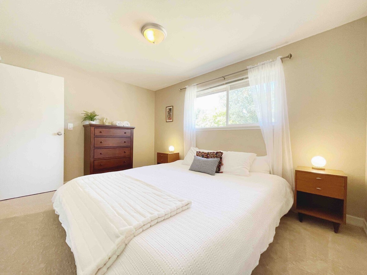 Zweites Schlafzimmer mit Kingsize-Matratze und zwei Nachttischen mit Globuslicht. Kompletter Schrank und Kommode. Originale japanische Holzblockdruckkunstwerke an den Wänden tragen zum Ambiente dieses Zen-Schlafzimmers bei.