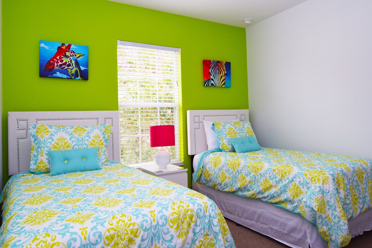 时尚柑橘双床房。