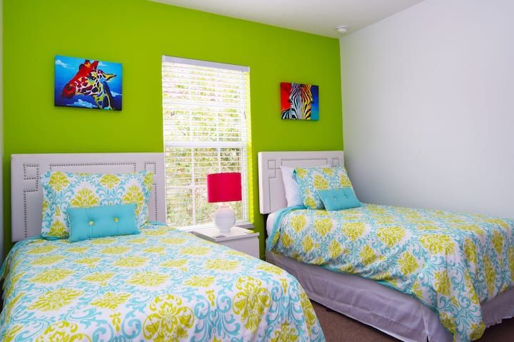 Стилна стая с цитрусови единични легла