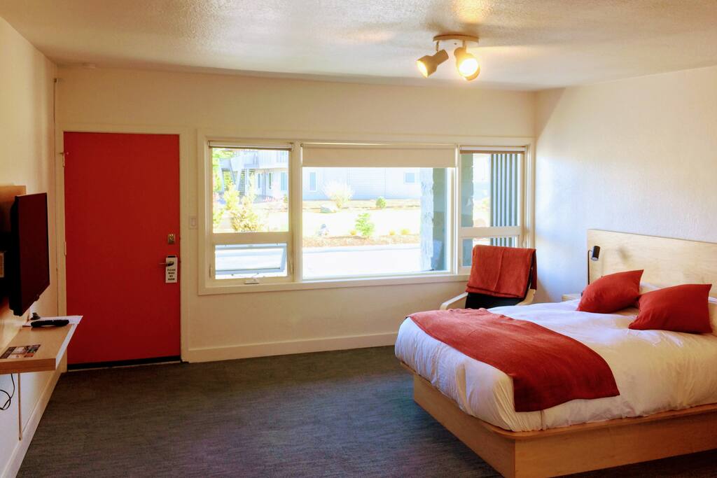 Southern exposure fills the Heliotrope room with natural light (shades can be drawn for privacy). Room includes television with cable.