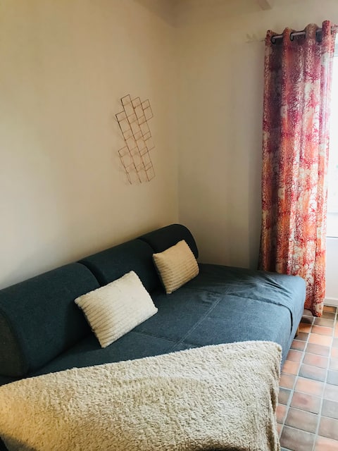 Top Airbnb: Adorable guest house with parking. in Plonéour Lanvern