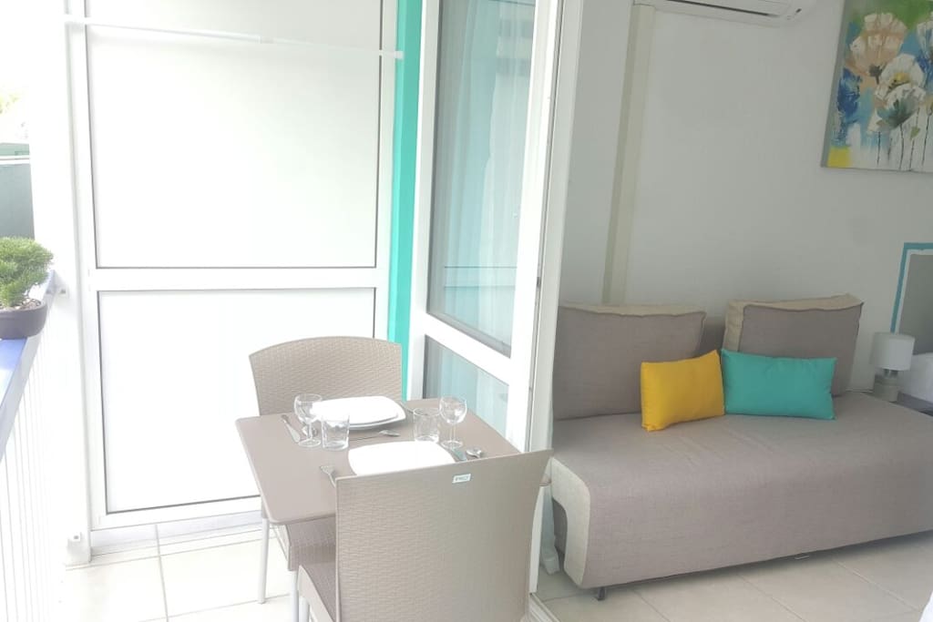 Une petite table et 2 chaises sur la terrasse pour prendre vos repas à l'extérieur